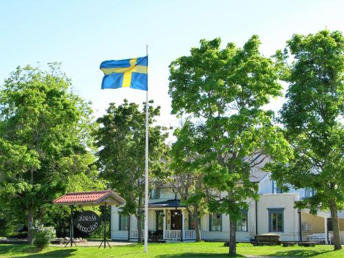 a flag flying in front of a building at STF Jädraås Herrgård in Jädraås