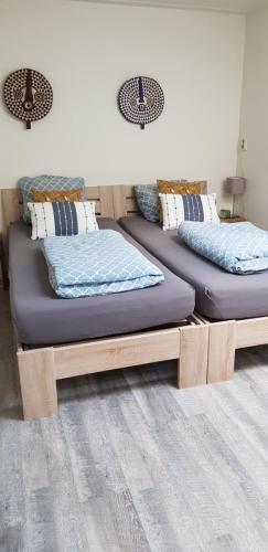 duas camas numa plataforma de madeira num quarto em JaBaKi Child friendly home em Hoofddorp