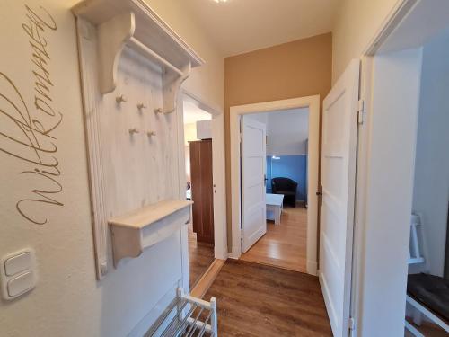 einen Flur mit Tür zu einem Zimmer in der Unterkunft Austernfischer in Wyk auf Föhr