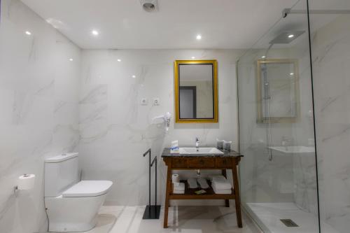 HOTEL JAVIER MONTERO tesisinde bir banyo