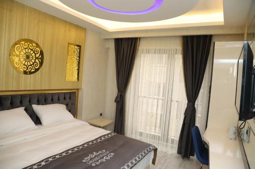 The Grand Tower Hotel في إسطنبول: غرفة نوم فيها سرير وتلفزيون