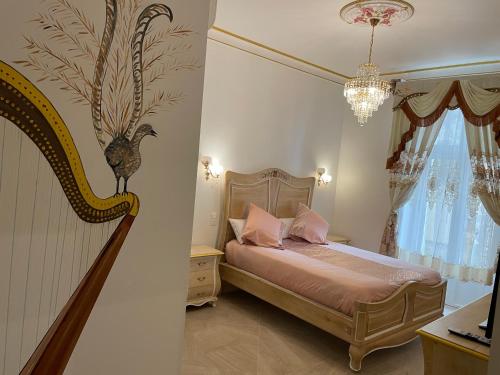 - une chambre avec un lit et un lustre dans l'établissement Chambre Lyre Maison de L'Église du Couvent, à Narbonne