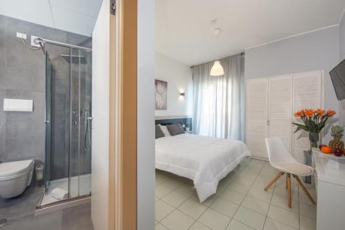 1 dormitorio con 1 cama y baño con ducha en Hotel Club Eloro, en Marina di Noto