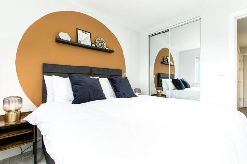 Un pat sau paturi într-o cameră la Vanburgh Court Apartments