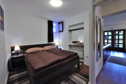 Postel nebo postele na pokoji v ubytování Apartment Drvena kuca Mreznica