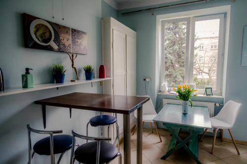 a dining room with a table and chairs and a window at Centrum 51 in Lublin