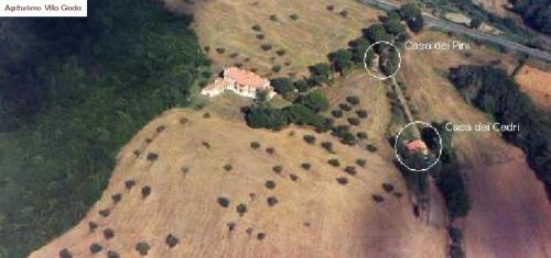 Agriturismo Villa Giada في Valentano: اطلالة جوية على منزل فوق ميدان