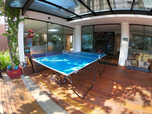 una mesa de ping pong frente a un edificio en The Search House, en Florianópolis