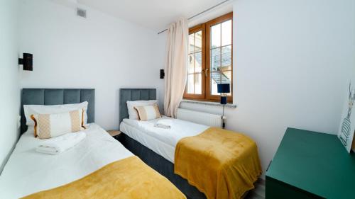 Posteľ alebo postele v izbe v ubytovaní Apartamenty EverySky Nad Łomnicą 15-15A