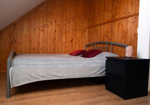 En eller flere senge i et værelse på Szklarska Poręba dwupoziomowy, duży apartament z garażem i sauną