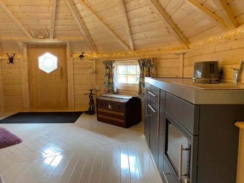 Zimmer mit Küche und Wohnzimmer in der Unterkunft Woodland Lodge Mither Tap in Kintore