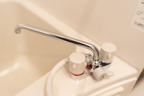 lavabo con grifo y 2 tazas en OSAKA SUNSHINE TOWER81, en Osaka