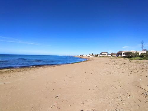 a sandy beach with the ocean in the background at Casa con piscina 2 Camere da letto Profumo Sea & Sun 2A in Triscina