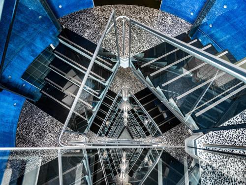 - une vue depuis le haut d'un bâtiment avec un plafond en verre dans l'établissement Plaza Hotel & Living Frankfurt, à Francfort-sur-le-Main