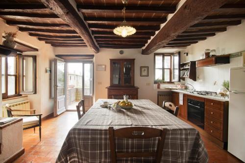 een keuken en eetkamer met een tafel en stoelen bij Il Piratello - Agriturismo Baldeschi in Tuoro sul Trasimeno