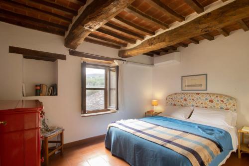 een slaapkamer met een bed en een raam bij Il Piratello - Agriturismo Baldeschi in Tuoro sul Trasimeno