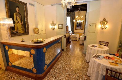 una habitación con una mesa y una pintura en la pared en Palazzo Odoni en Venecia