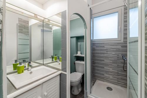 une salle de bains avec lavabo, toilettes et douche dans l'établissement Les pieds dans l'eau par Dodo-a-Cassis, à Cassis