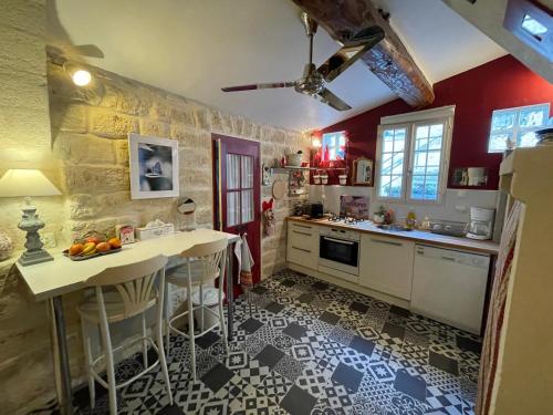 Kuchyň nebo kuchyňský kout v ubytování Le Duplex de Lapparan