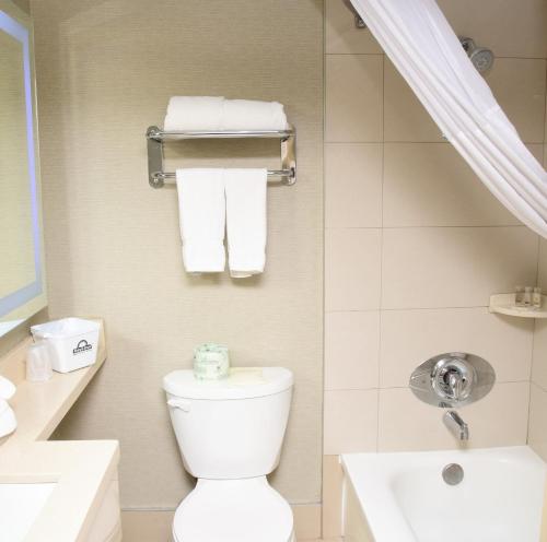 Phòng tắm tại Days Inn by Wyndham Ottawa