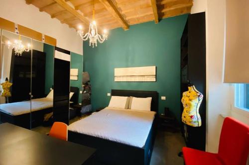 リヴォルノにあるFashion House in Livorno centroのベッドルーム1室(ベッド2台、テーブル、ギター付)