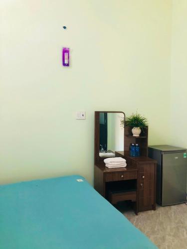 a bedroom with a bed and a dresser and a mirror at Vy Ly Motel in Phú Quí (2)
