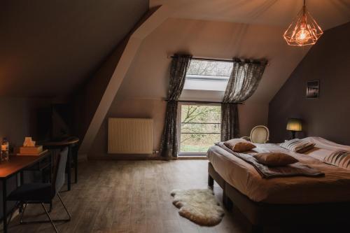 - une chambre avec un lit, une fenêtre et un bureau dans l'établissement LOGIS-Hôtel La Gentilhommière, à Artres