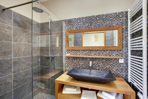 a bathroom with a sink and a shower at Grand Jardin - Clairefontaine in La Hunière