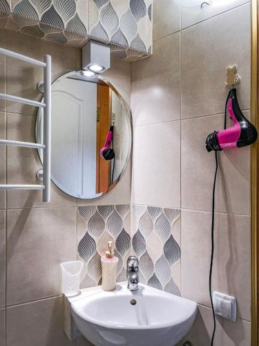 a bathroom with a sink and a mirror at Котедж Скеля in Vorokhta