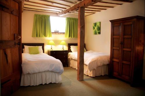 En eller flere senge i et værelse på Colston Hall Farmhouse B&B