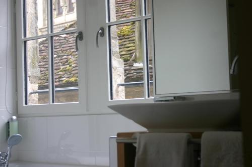 a bathroom with a sink and a window at SY-la terrasse in Vézelay