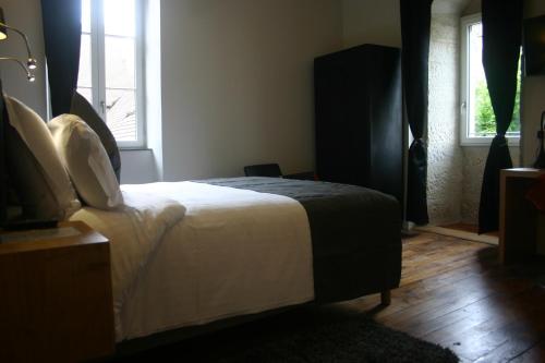 a bedroom with a bed and a window at SY-la terrasse in Vézelay