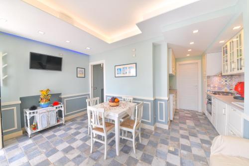a kitchen with a table and chairs in a room at Belgodere di Mezzavia Apartments in Ischia