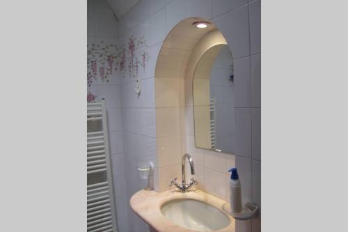 uma casa de banho com um lavatório e um espelho em East wind house em Praiano