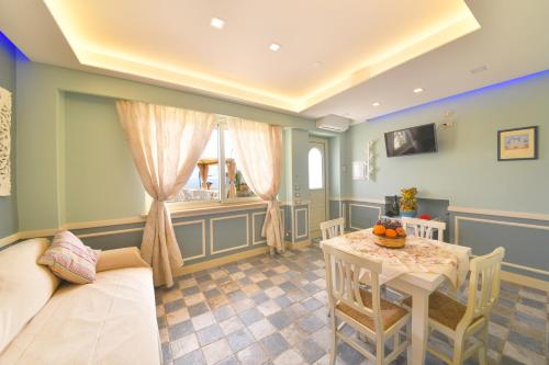 a living room with a table and a couch at Belgodere di Mezzavia Apartments in Ischia