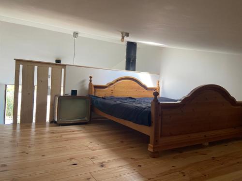 um quarto com uma cama e uma televisão em Luca’s Loft em Bergen