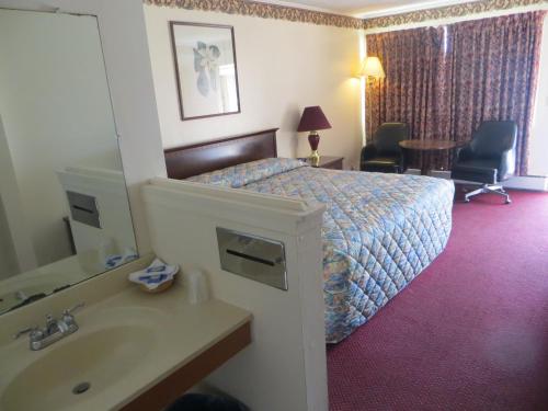 Кровать или кровати в номере Traveler's Lodge