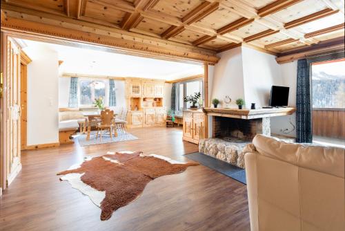 Area soggiorno di Spacious Apartment with fantastic Alpine Panorama