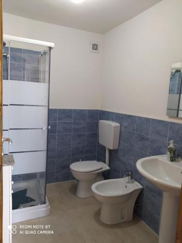 a bathroom with a toilet and a sink at Casa con piscina 2 Camere da letto Profumo Sea & Sun 2A in Triscina