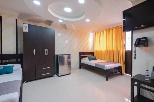 a room with a bedroom with a bed and a tv at Ayenda Castillo Real 1521 in Bucaramanga