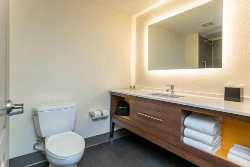 Ein Badezimmer in der Unterkunft Holiday Inn Hotel & Suites Beaufort at Highway 21, an IHG Hotel