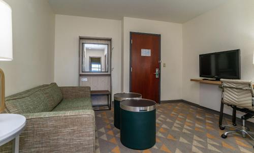 Uma área de estar em Holiday Inn Hotel & Suites Beaufort at Highway 21, an IHG Hotel