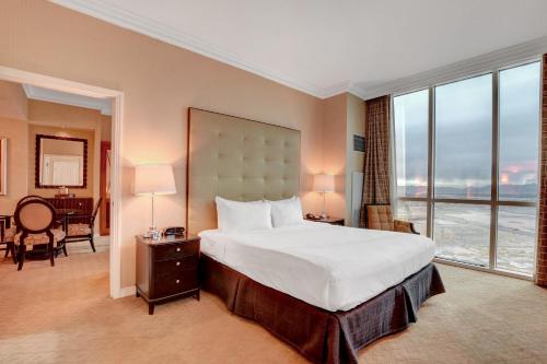 Säng eller sängar i ett rum på Signature MGM 1 Bedroom Penthouse Suite