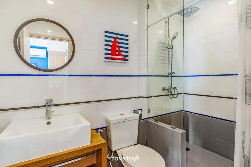 Koupelna v ubytování Baan San Kraam Cha Am-Hua Hin by Favstay