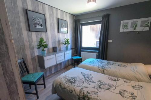 a hotel room with two beds and a window at Appartement und Ferienwohnung Kärnten in Seeboden