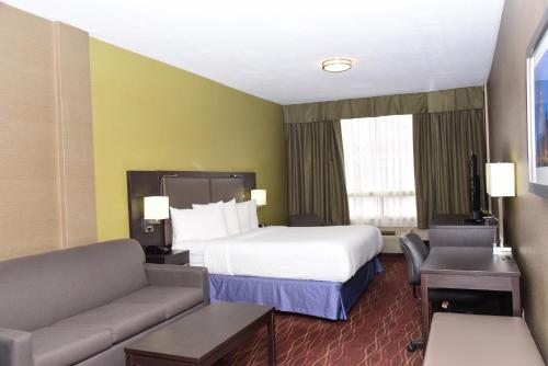 Giường trong phòng chung tại Days Inn by Wyndham Ottawa