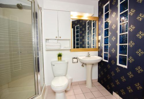 a bathroom with a toilet and a sink at Hotel Dorion in Montréal