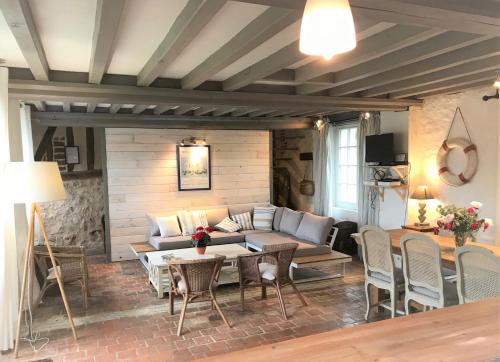 un salon avec un canapé, une table et des chaises dans l'établissement Legrandpressoir, à Honfleur
