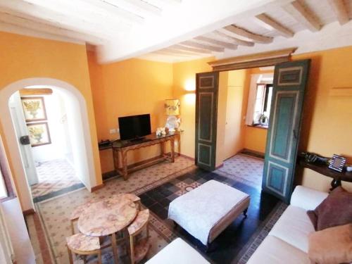 sala de estar con sofá y mesa en Luxury House Il Borgo Antico, en Casale Marittimo