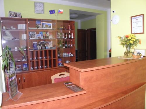 a salon with a wooden counter and a pharmacyacistacistacistacistacist at Hotel & Motorest V Údolí Zlatého potoka in Blšany